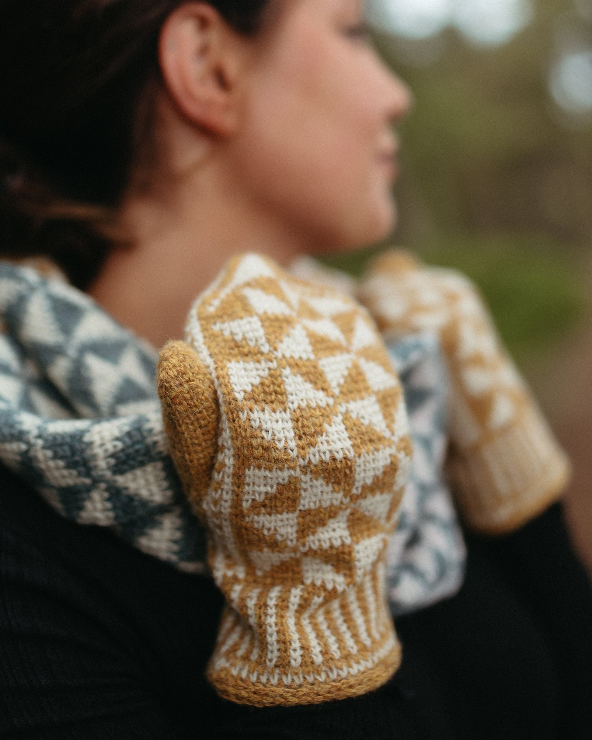 Spraoi is a matching cowl and mitten set featuring colorwork pinwheels.